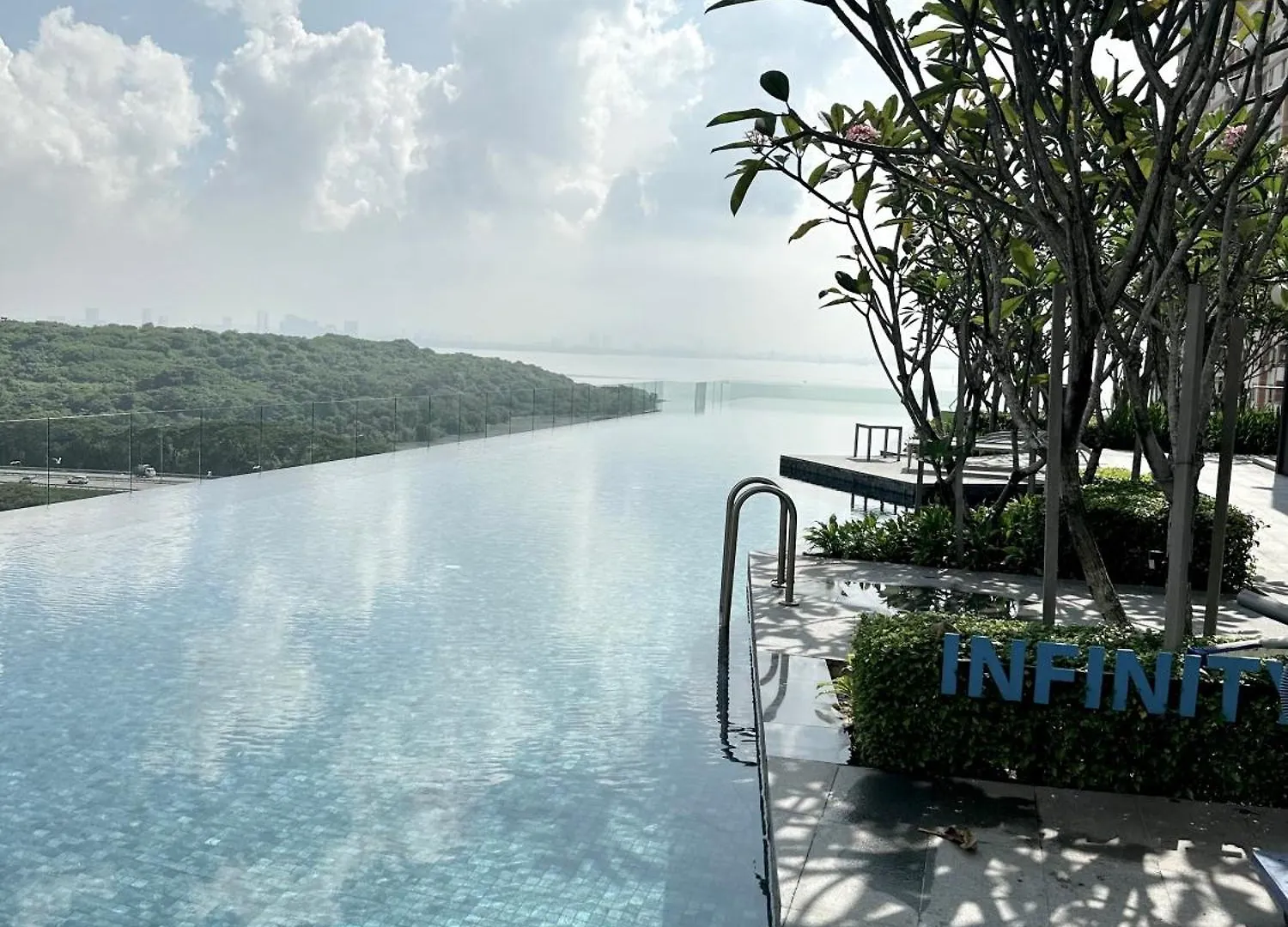 Georgetown Modern Stylish Urban 3Br, Infinitypool With Seaview, 3 Queen Bed Jelutong Apartment