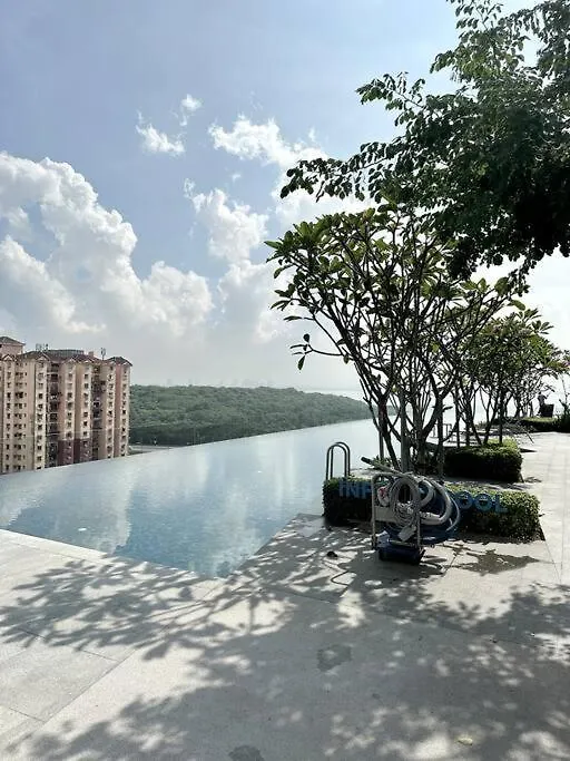 Apartment Georgetown Modern Stylish Urban 3Br, Infinitypool With Seaview, 3 Queen Bed Jelutong
